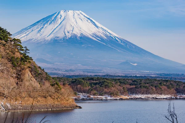 Güzel Fuji Dağı kış aylarında beş huzurlu lake oluştururlar. Japonya