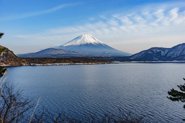Güzel Fuji Dağı kış aylarında beş huzurlu lake oluştururlar. Japonya