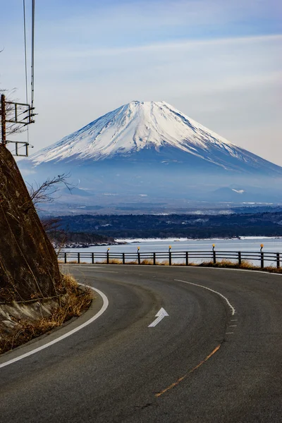 Güzel Fuji Dağı kış aylarında beş huzurlu lake oluştururlar. Japonya