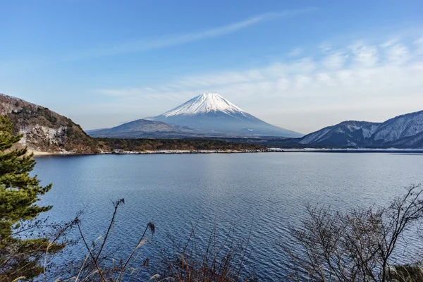 Güzel Fuji Dağı kış aylarında beş huzurlu lake oluştururlar. Japonya