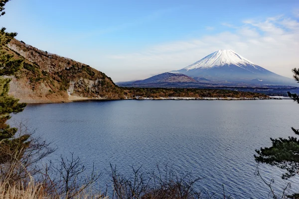 Piękne góry Fuji tworzą pięć spokojnym jeziorze w zimie. Japonia — Zdjęcie stockowe