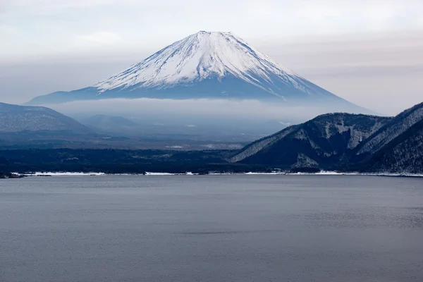 Güzel Fuji Dağı kış aylarında beş huzurlu lake oluştururlar. Japonya