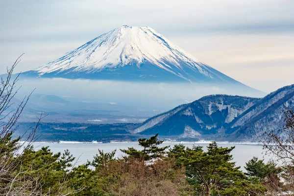Güzel Fuji Dağı kış aylarında beş huzurlu lake oluştururlar. Japonya