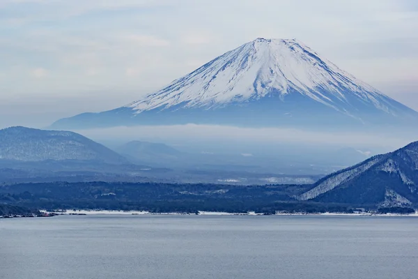 Güzel Fuji Dağı kış aylarında beş huzurlu lake oluştururlar. Japonya
