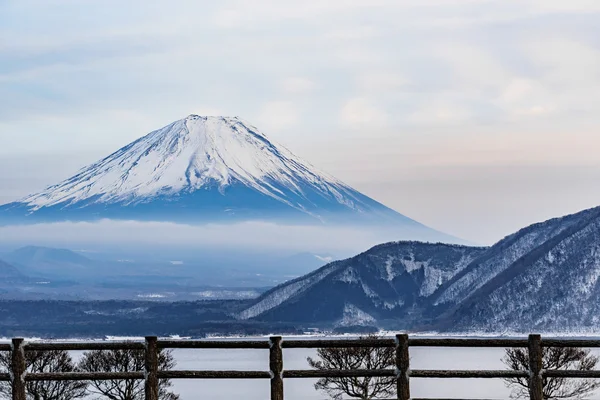 Güzel Fuji Dağı kış aylarında beş huzurlu lake oluştururlar. Japonya