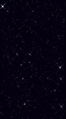 Güzel yıldızlar, karanlık bir gece gökyüzünde parıldıyor ve parlıyor. Takımyıldızlarına dikkat edin. Telefonlar için dikey duvar kağıtları.