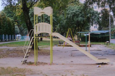 Bir çocuk salıncakta sallanıyor..