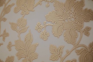 Çiçekler ve yapraklar kabartmalı desen şeklinde dizilir..