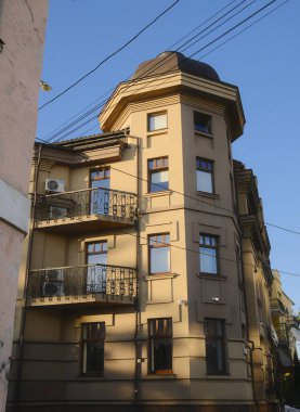 Balkonlu Avrupa mimarisi ve güneş ışığında sekizgen bir kule..