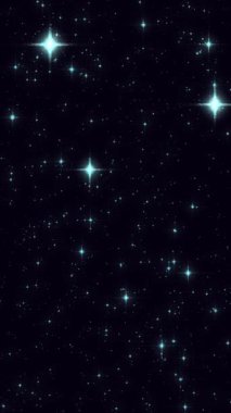 Parıldayan gökyüzü ışıkları karanlık gökyüzünde ışıldıyor. Huzurlu bir akşamda yıldızlar güzel bir şekilde parlar..