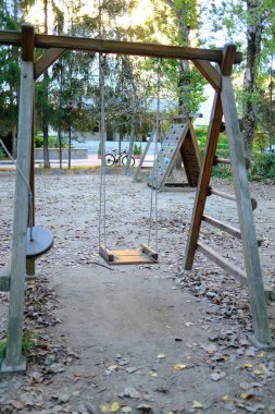 Tahta oyun alanı, salıncak, bisiklet.
