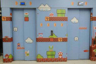 Asansör kapıları Mario karakterleriyle boyanmış..
