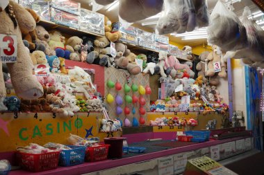 Bir karnaval kulübesi doldurulmuş hayvan ödülleri ve renkli balonlarla dolu..