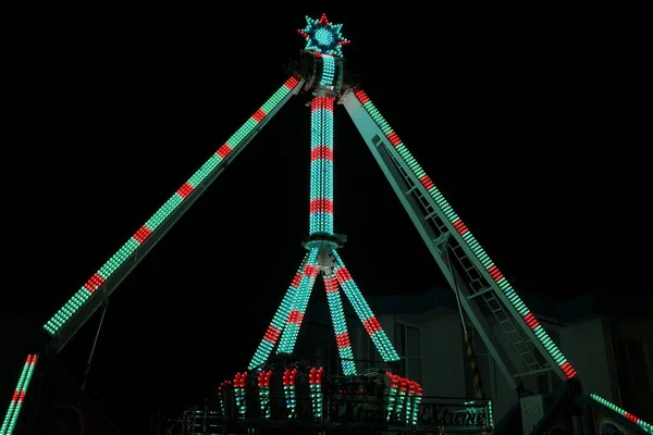 Yeşil ve kırmızı ışıklarla sür Karanlık gökyüzüne doğru sallan.