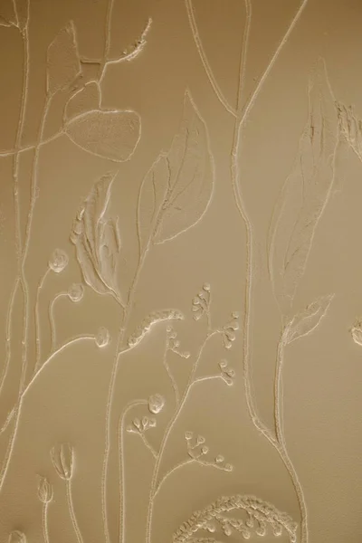 Yükseltilmiş botanik dizaynlı bronz duvar.