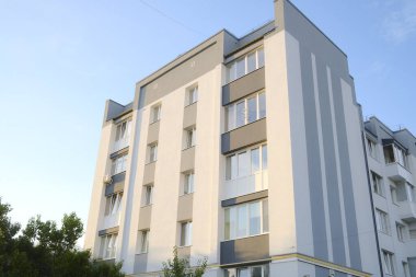 Düşük açı: bina, gökyüzü, ağaçlar.