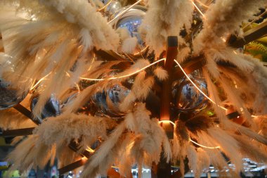 Alışılmadık ağaç dekoru ot, süs ve ışıktan oluşur..