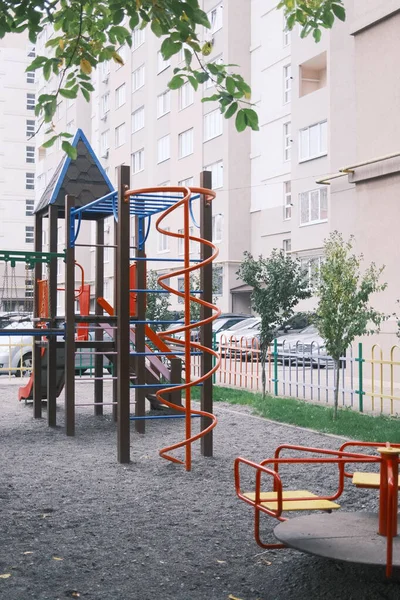 Apartman binasında oyun ekipmanları boş..