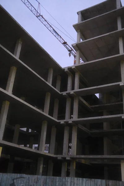 Tamamlanmamış bina yapısının şafakta vinci olan duvarları yoktur..