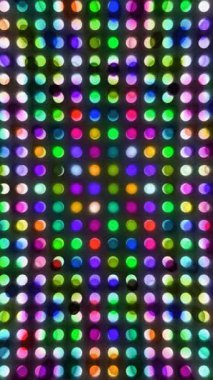 Yüzlerce renkli ışık bir ızgarada parlayarak soyut ve canlı bir arkaplan oluşturuyor..