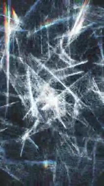 Parlayan beyaz çizgiler parlak ışık ve renkli prizma efektleriyle karanlık uzayda ilerleyen karmaşık bir soyut ağ oluşturur..