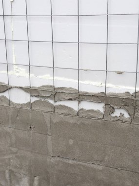 Polistiren yalıtım ve takviye ağı yenileme ve inşaat çalışmaları sırasında kısmen çimento havanıyla kaplanmış..