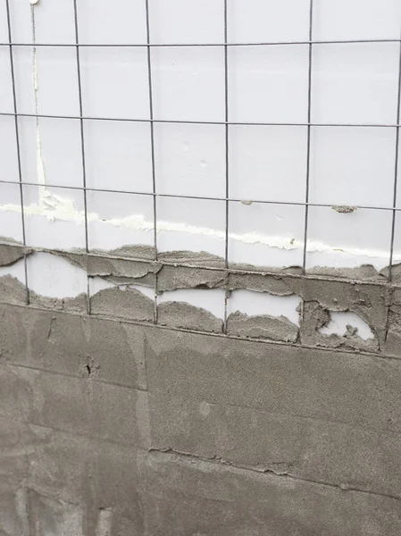 Polistiren yalıtım ve takviye ağı yenileme ve inşaat çalışmaları sırasında kısmen çimento havanıyla kaplanmış..