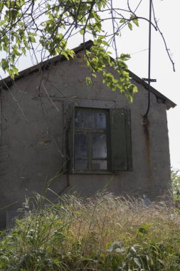 Eski panjurları olan terk edilmiş bir ev.