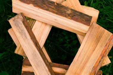 Yakacak odun, fırın, şömine ve yangın çukur açık havada ateş için çam odun yarmak