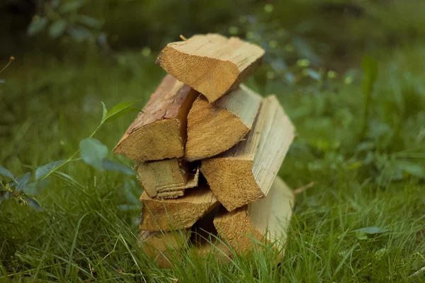 Aufgespaltenes Brennholz, Kiefernholz für den Ofen, den Kamin und die Feuerstelle im Freien — Stockfoto