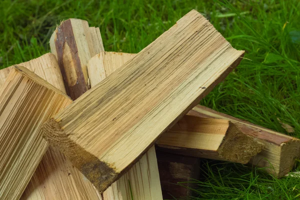 Rozdělit na palivové dřevo, borovice dřevo na pálení pec, krb a ohněm jámy venku — Stock fotografie