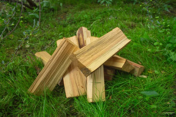 Rozdělit na palivové dřevo, borovice dřevo na pálení pec, krb a ohněm jámy venku — Stock fotografie