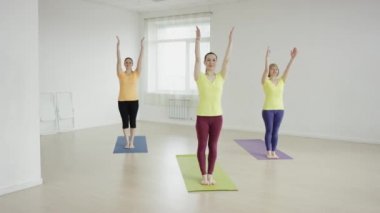 Yoga egzersiz yaparken ince uygun kadın