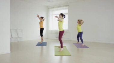 Poz birlikte egzersiz yaptığı yoga sınıf Spor paspaslar