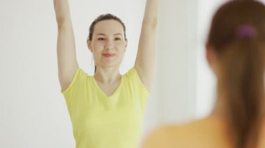 genç kadın kapalı yoga uygulamak