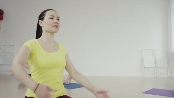 Joven mujer está practicando el Head-to-Roe Pose — Vídeos de Stock