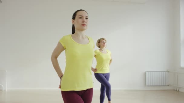 Joven mujer está practicando la Eagle Pose — Vídeos de Stock