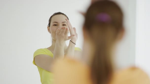 Yogalärare hjälpa kvinnan att göra asana — Stockvideo