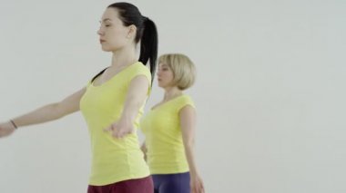 yoga sınıfında Cobra poz spor salonunda egzersiz paspaslar üzerinde birlikte yapıyor