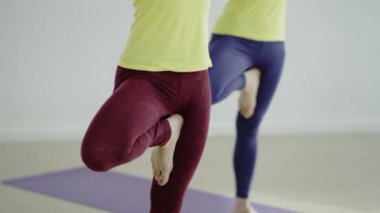 Yoga egzersiz yaparken ince uygun kadın