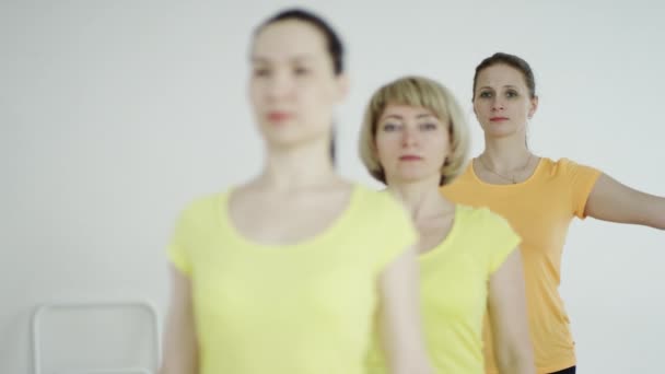 Las mujeres jóvenes están practicando la Posa Cumplida — Vídeo de stock