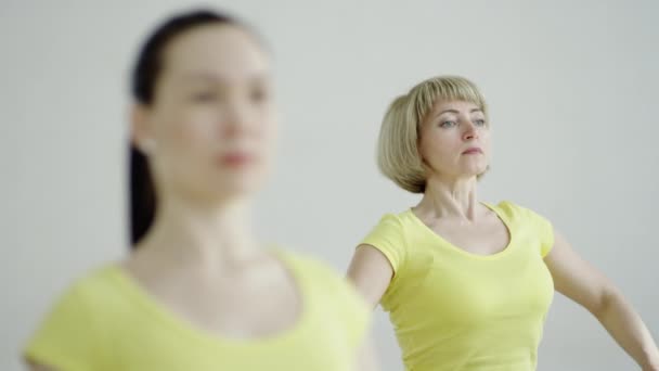 Junge Frauen üben die gekonnte Pose — Stockvideo