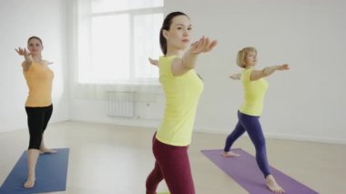 yoga sınıfında Cobra poz spor salonunda egzersiz paspaslar üzerinde birlikte yapıyor