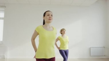 genç kadın kartal poz pratik