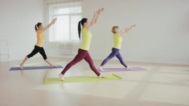 genç kadın kapalı youga pratik vardır