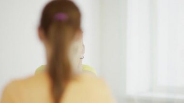 genç kadın kapalı yoga uygulamak