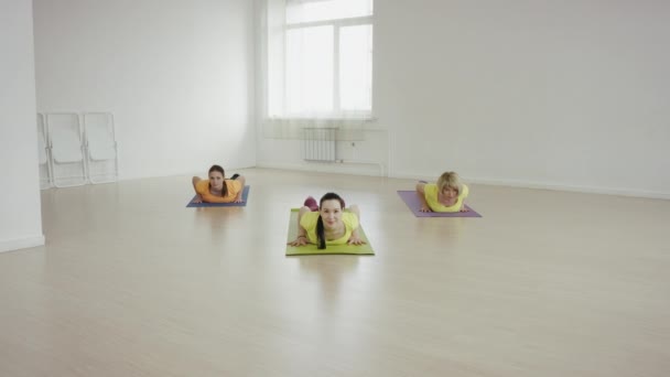 Ejercicio yoga. Pose perro boca arriba — Vídeos de Stock