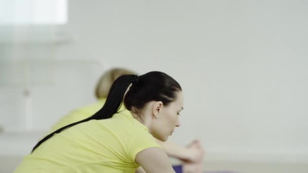 Joven mujer está practicando el Head-to-Roe Pose — Vídeos de Stock