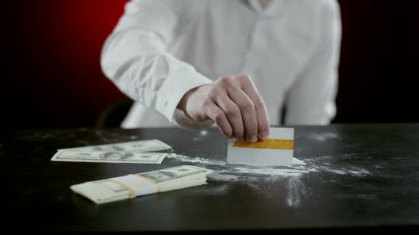 Un hombre haciendo algunas líneas de cocaína — Vídeos de Stock
