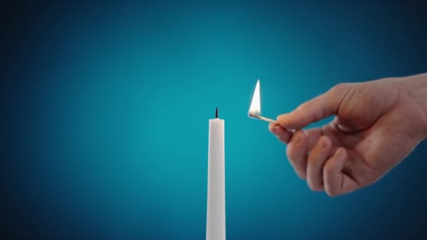Палаюча свічка на червоному тлі — стокове відео
